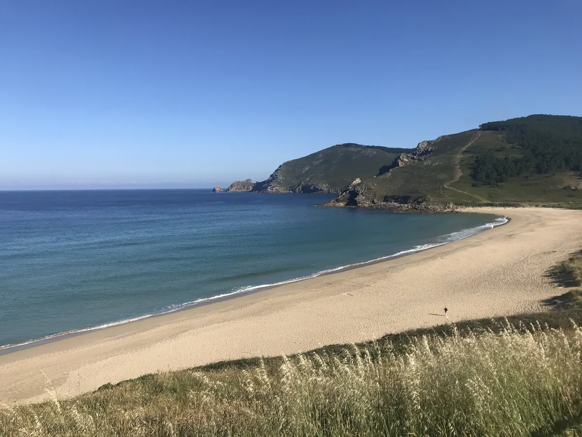 Bucht und Strand am Camino Portugués da Costa.