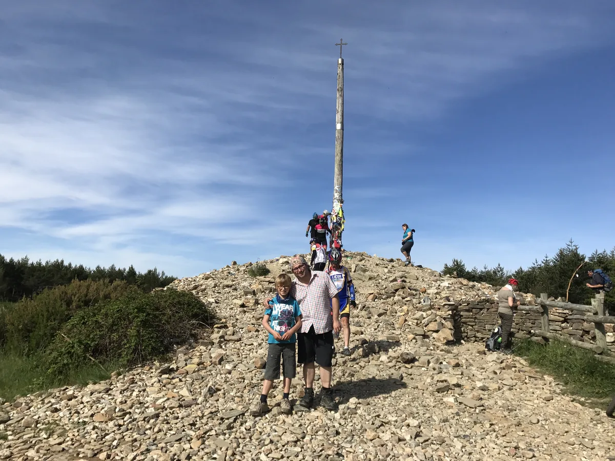 Roberto und Luis am Cruz de Ferro auf dem Camino Francés.