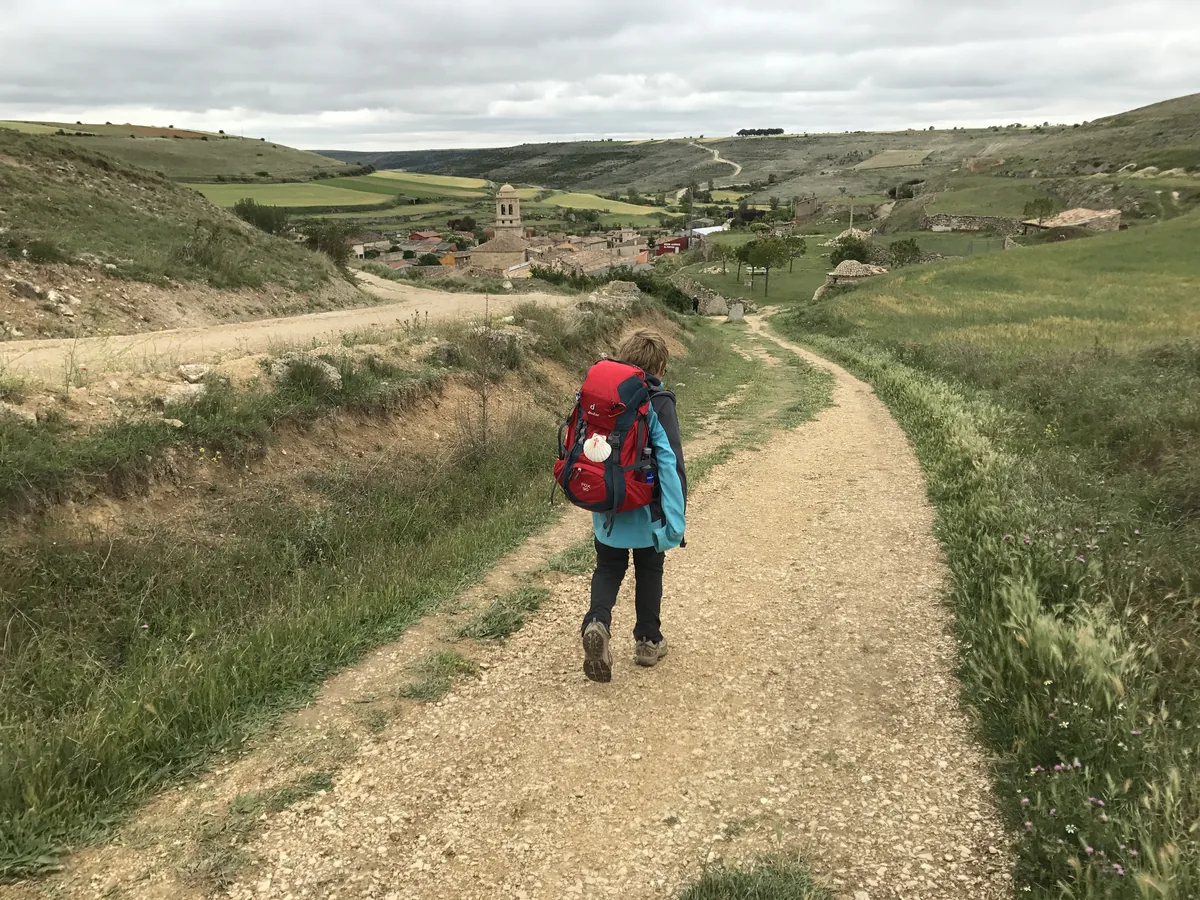 Luis mit Rucksack auf dem Camino Francés.