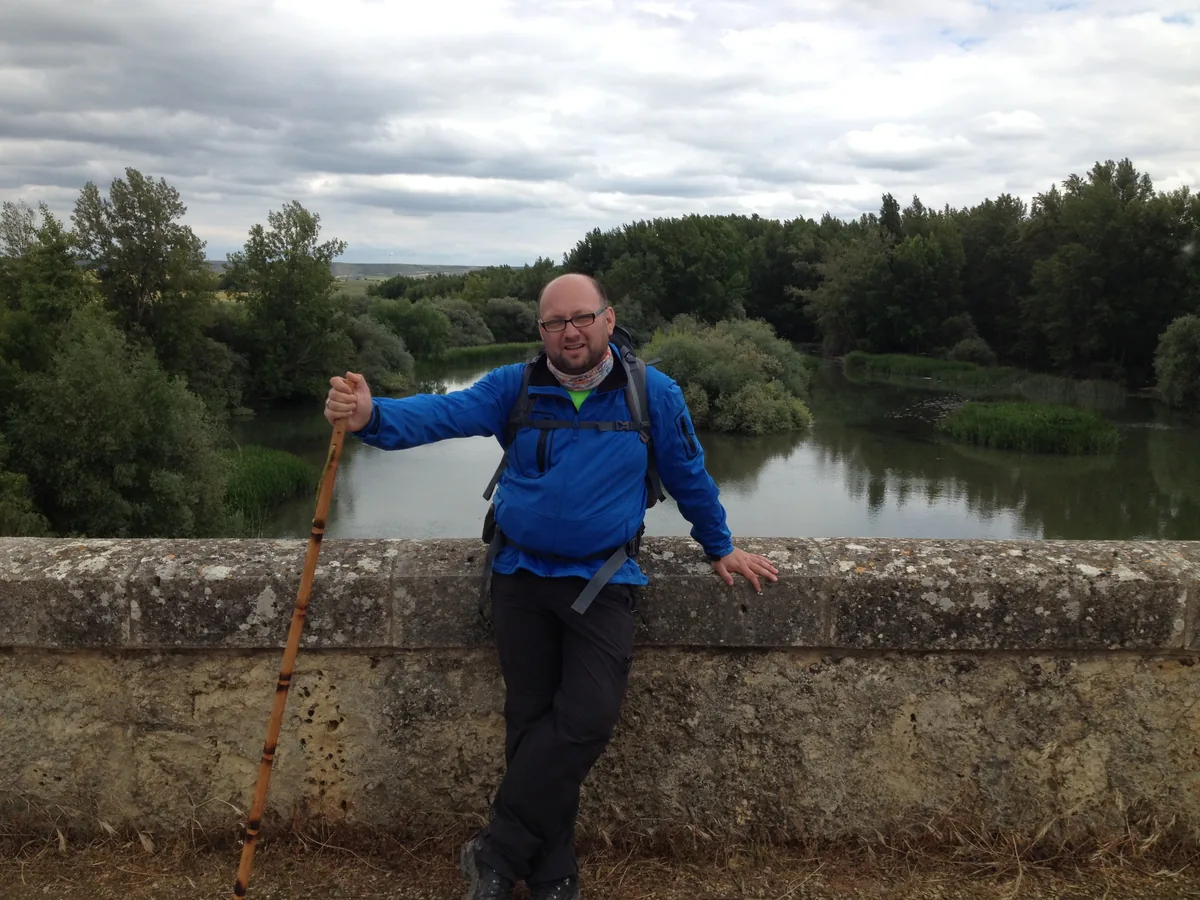 Roberto mit Wanderstöcken auf seinem ersten Camino 2014.