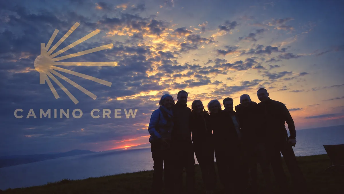 Camino Crew: eine Gruppe am Meer unter einem Abendhimmel.