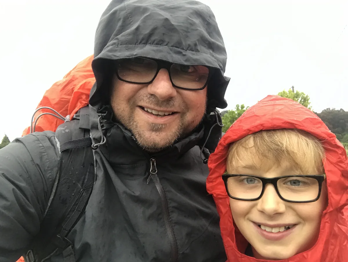 Roberto und sein Sohn Luis mit Regenjacken auf dem Camino.