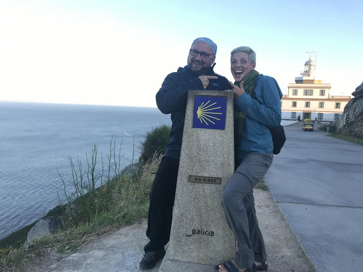 Roberto und Sarah aus den USA an einem Camino-Wegstein.
