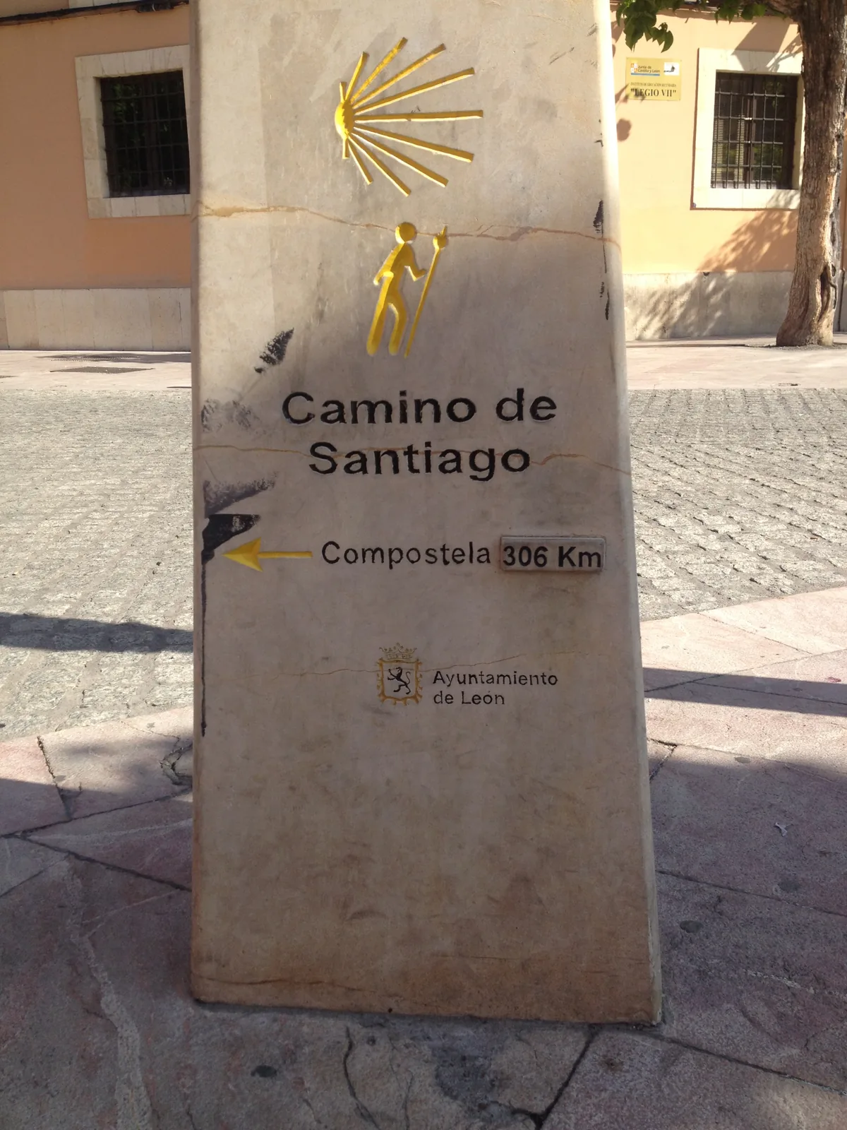 In Stein eingearbeitete Muschel und Camino-de-Santiago-Schrift.