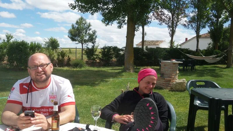 Roberto und Anika an einem Tisch im Garten.
