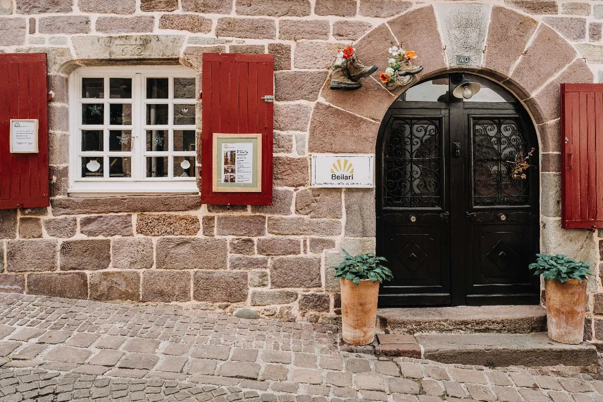 Eingang der Herberge Beilari.