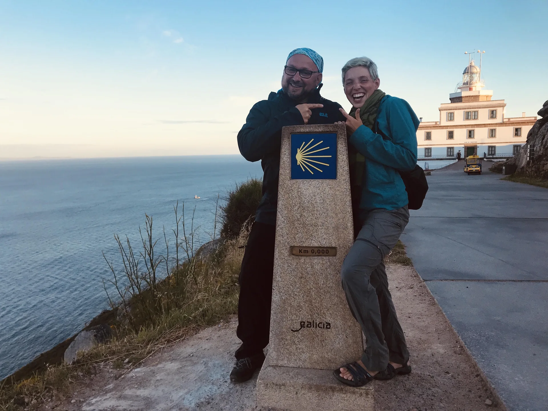 Roberto und Sarah am Kilometerstein 0,000 in Finisterre.